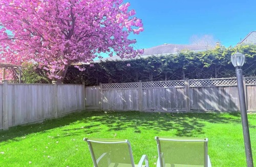 Steveston House | Bright Maple Suite
