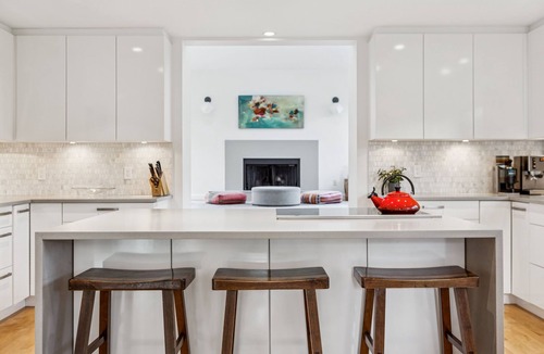 West Vancouver House | Bright open concept contemporary close to beaches, mountains. 3.5 bed, 2.5 bath