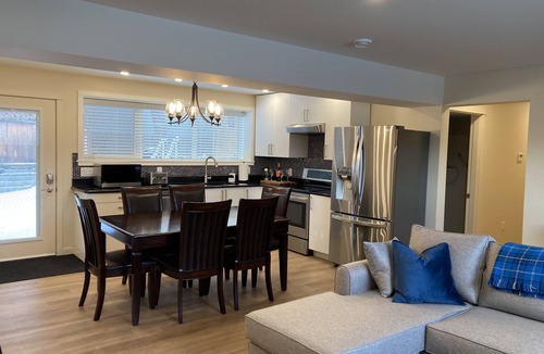 Okanagan-Similkameen Apartment | Bright poolside 2 bed, 2 bath Walkout Basement Suite
