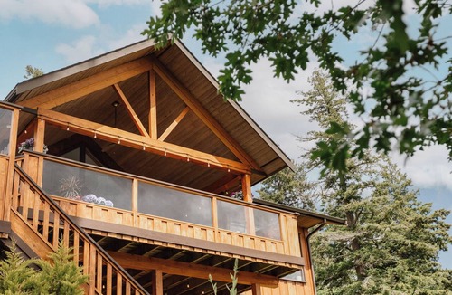 Salt Spring Island House | Cabin with Sauna & Cold Plunge, 8 people + kids