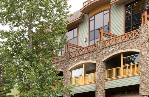 East Kootenay House | Canadiana Cabin 🇨🇦 | True Ski-In/Ski-Out w/Private Hot Tub ❤️