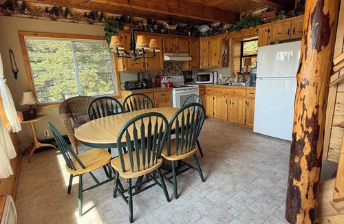 Sheridan Lake Cabin | 🌲 Cariboo - Sheridan Lakeside – 7 Guest Retreat Surrounded by Nature!