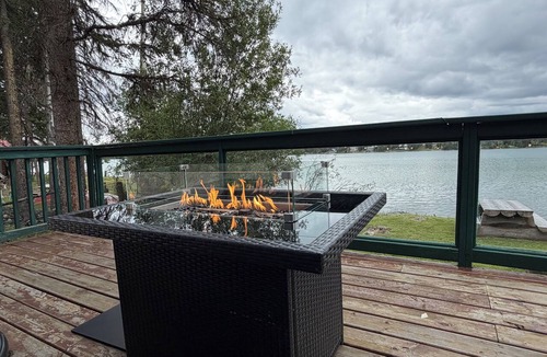 Sheridan Lake Cabin | 🌲 Cariboo - Sheridan Lakeside – 7 Guest Retreat Surrounded by Nature!