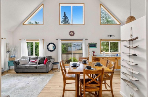 Sylvan Lake House | Casa PaLu Walk to the Beach Gather by the Fire