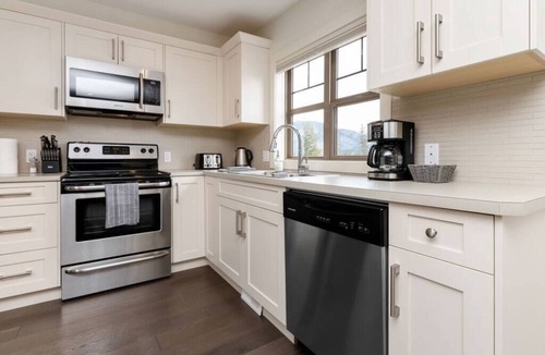 Invermere House | Central A/C Townhouse Mt.Views | Fireplace | Garage | Deck