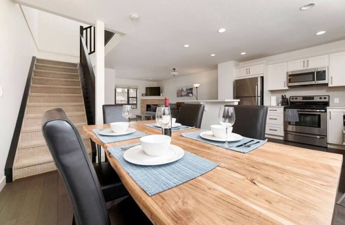 Invermere House | Central A/C Townhouse Mt.Views | Fireplace | Garage | Deck