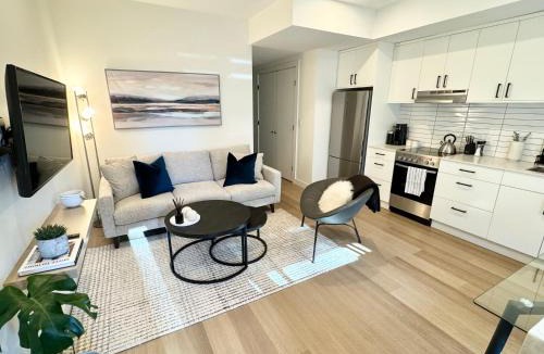 Lower Lonsdale Apartment | Central Moodyville Retreat