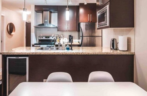 Gastown Apartment | Centrally located downtown Vancouver condo with 1 free parking