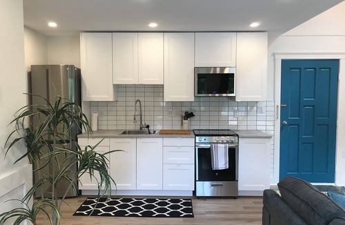 Delta Cottage | Charming 1 bedroom suite in Central Tsawwassen.