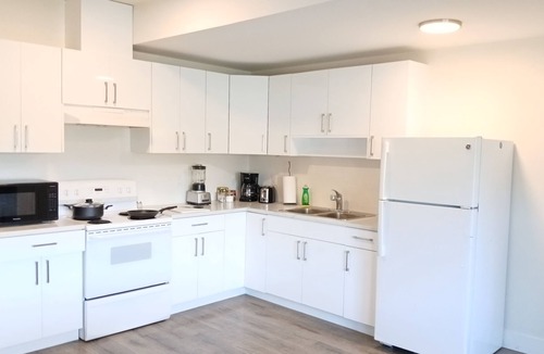 Vernon House | Charming 1-bedroom suite close to beaches in fabulous Vernon