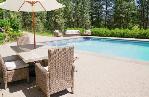 Southeast Kelowna House | Charming 4 acre estate with salt water pool
