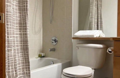 Cougar Creek Condo | Charming, Cozy 2BR for 8 - Balcony BBQ Gym Hot Tub - Quiet and convenient