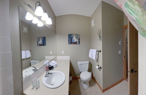 Cougar Creek Condo | Charming, Cozy 2BR for 8 - Balcony BBQ Gym Hot Tub - Quiet and convenient