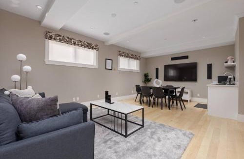 Lower Lonsdale House | Charming Luxury Home near DT and Lonsdale Quay