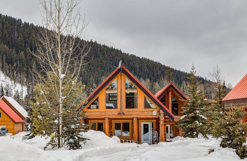 Golden Ski Chalet | Charming Rustic Cabin Perfect for Groups