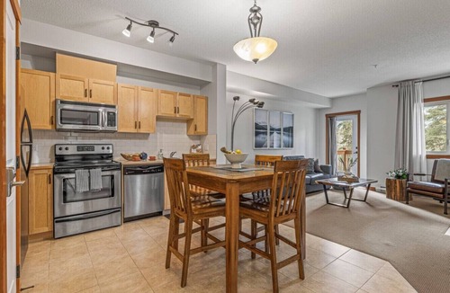 Cougar Creek Condo | Chic 1BR City Nest. Heated Parking + Hot Tub/Pool