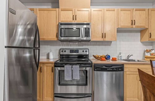 Cougar Creek Condo | Chic 1BR City Nest. Heated Parking + Hot Tub/Pool