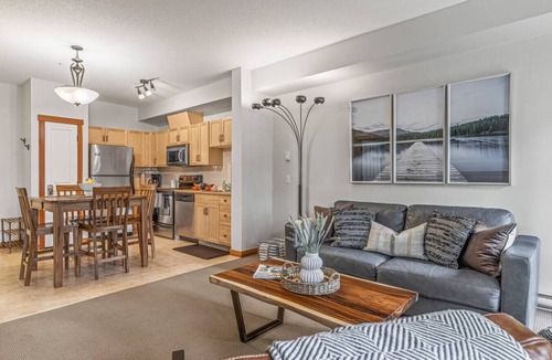 Cougar Creek Condo | Chic 1BR City Nest. Heated Parking + Hot Tub/Pool