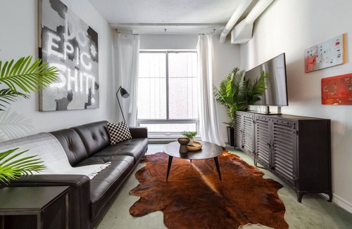 Downtown Edmonton Apartment | Chic & Cozy Loft | Rogers Place | LRT | Jasper Ave