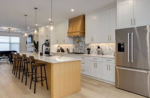 Banff Trail House | Chic Retreat 4 BR Near UofC & HWY , Free Parking