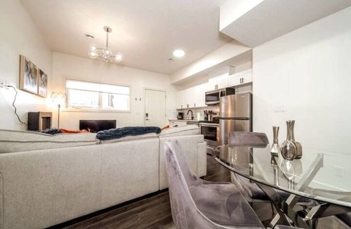 Jasper Place House | Chic Suite - Long Stays - King Bed - Fireplace &WiFi