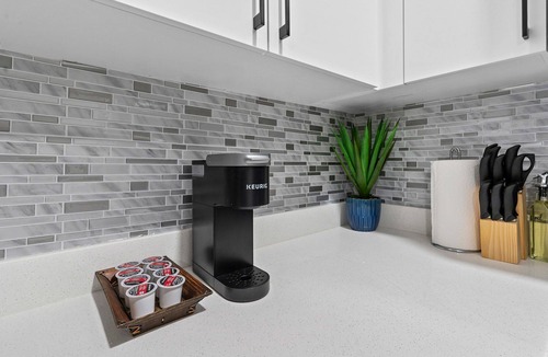 Northwest Edmonton Apartment | Classy | Stylish | 13 min to West Edmonton Mall