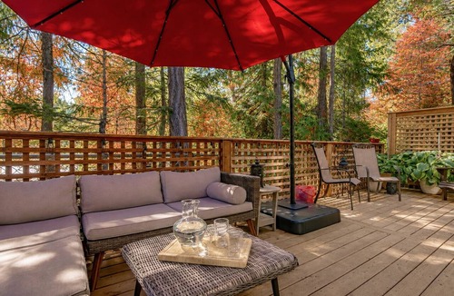 Regional District of Nanaimo Cabin | Coastal Cottage Retreat | Walk to Beach + Pool & Hot Tub