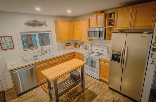 Sunshine Coast Cabin | Coastal forest cabin retreat in Pender Harbour, Sunshine Coast BC. Pet friendly!