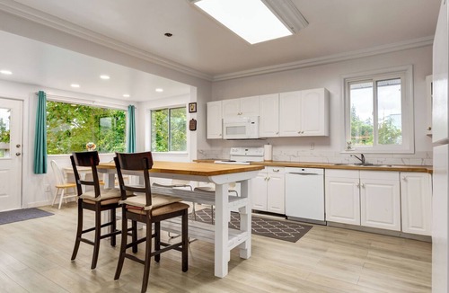 Powell River House | Coastal Wellness Retreat | Spacious 4-Bed Home Near Ocean, Shops & Trails