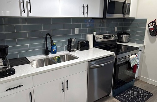 Southwest Edmonton Apartment | Comfort Arena! 10 min from Edmonton international Airport