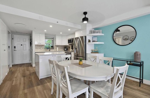 Gastown Condo | Comfortable 2BR + Den & Huge Private Patio | Free Parking | Pet Friendly