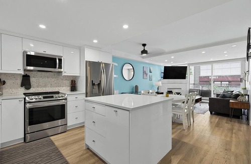 Gastown Condo | Comfortable 2BR + Den & Huge Private Patio | Free Parking | Pet Friendly