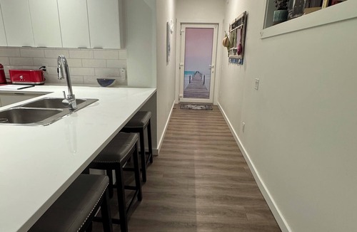 Colwood House | Cosy dog friendly 1 bedroom. 5 minutes from ocean, 20 minutes downtown Victoria