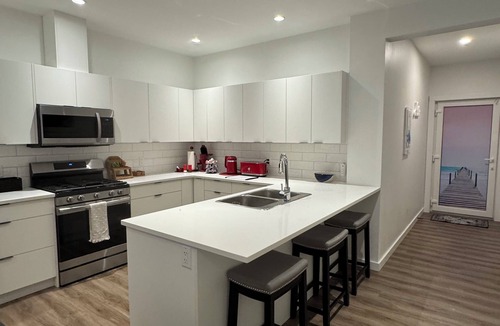 Colwood House | Cosy dog friendly 1 bedroom. 5 minutes from ocean, 20 minutes downtown Victoria