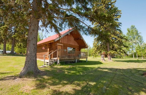 Canim Lake Cabin | Cosy Lake front Log Cabin at Canim Lake Resort