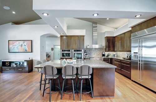 Drumheller House | Coulee Estate | Hot Tub Pool Table Sleeps 10