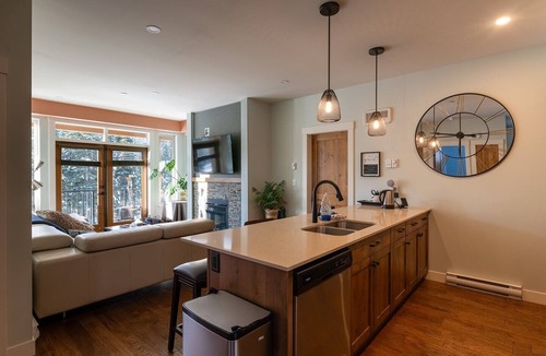 Sun Peaks Condo | Couples Getaway w Hot Tub, Sauna & Massage Chair