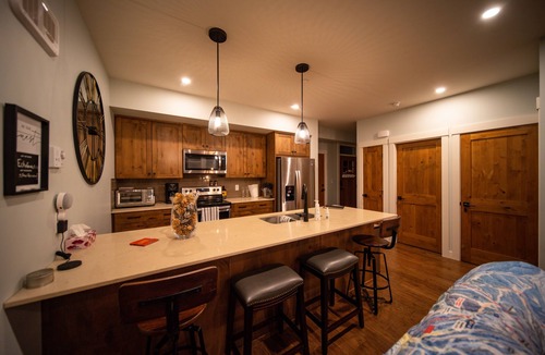 Sun Peaks Condo | Couples Getaway w Hot Tub, Sauna & Massage Chair