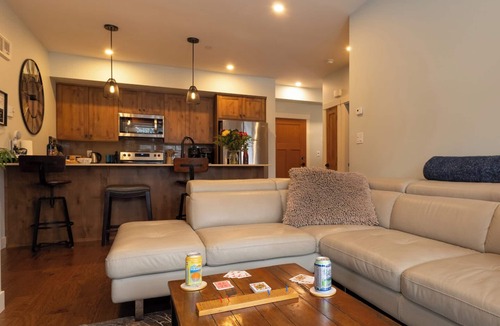 Sun Peaks Condo | Couples Getaway w Hot Tub, Sauna & Massage Chair