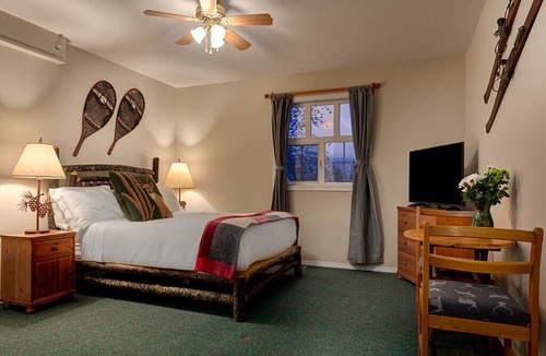 Revelstoke Bed & Breakfast | Courthouse Inn - Queen (3)