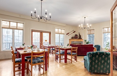 Revelstoke Bed & Breakfast | Courthouse Inn Revelstoke - Queen (2)