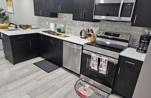 Southwest Calgary House | Cozy 2 Bedroom Basement Suite in SouthWest, Calgary - Fast Wifi + Free Parking.