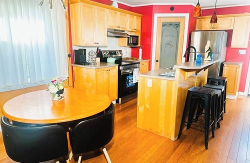 North Central Edmonton House | Cozy 2BER 1.5 Bath Home Near Rogers/2min walk 2 Stadium/RAH/NAIT/FastWIFI/Parkx