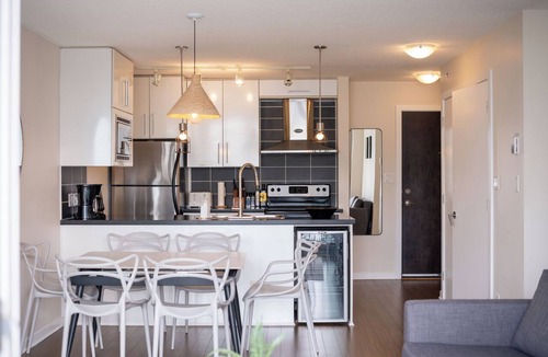 Gastown Apartment | Cozy 2BR Condo w/Pool & Gym near Roger Arena