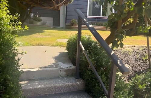 North Vancouver House | Cozy 2BR First Floor Suit with Free Private Parking - Perfect for Long Term Stay