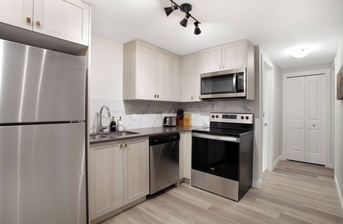 Evanston House | Cozy 2BR Suite | Sleeps 6 | Pullout Couch