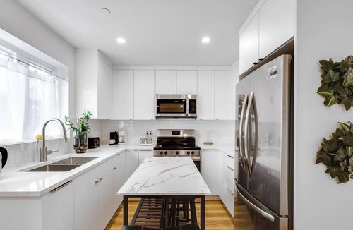 Sunset House | Cozy 3BR Retreat | Near Airport & DT Vancouver