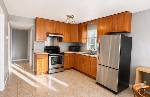 Renfrew-Collingwood House | Cozy 3BR Suite | 1-Min Walk to SkyTrain | Ideal Location
