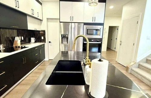 Southwest Edmonton House | Cozy 3BR with Game room & Pool Table - Near Windermere