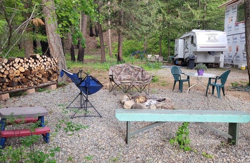 Scotch Creek House | Cozy 5th wheel retreat with outdoor fireplace area